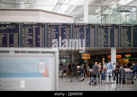 Monaco di Baviera, Germania. 27th luglio 2022. A causa dello strike dei dipendenti Lufthansa, l'aeroporto di Monaco è molto più vuoto del solito. La maggior parte dei voli è stata cancellata. Verdi ha chiesto lo sciopero di avvertimento per lottare per migliori condizioni di lavoro e salari più elevati per 20,000 dipendenti Lufthansa in tutta la Germania. (Foto di Alexander Pohl/Sipa USA) Credit: Sipa USA/Alamy Live News Foto Stock