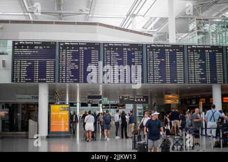 Monaco di Baviera, Germania. 27th luglio 2022. A causa dello strike dei dipendenti Lufthansa, l'aeroporto di Monaco è molto più vuoto del solito. La maggior parte dei voli è stata cancellata. Verdi ha chiesto lo sciopero di avvertimento per lottare per migliori condizioni di lavoro e salari più elevati per 20,000 dipendenti Lufthansa in tutta la Germania. (Foto di Alexander Pohl/Sipa USA) Credit: Sipa USA/Alamy Live News Foto Stock