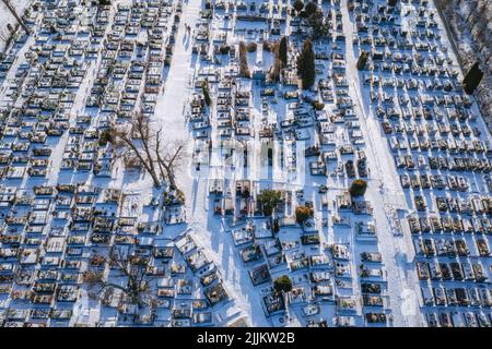 Cimitero nel villaggio di Rogow nella contea di Brzeziny, Lodzkie Voivodato nella Polonia centrale Foto Stock