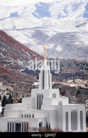 Un colpo verticale di tempio LDS con statua d'oro Angel Moroni in cima a Drape, USA Foto Stock