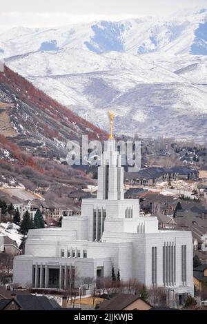 Un colpo verticale di tempio LDS con statua d'oro Angel Moroni in cima a Drape, USA Foto Stock