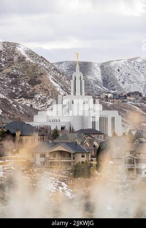 Un colpo verticale di tempio LDS con statua d'oro Angel Moroni in cima a Drape, USA Foto Stock