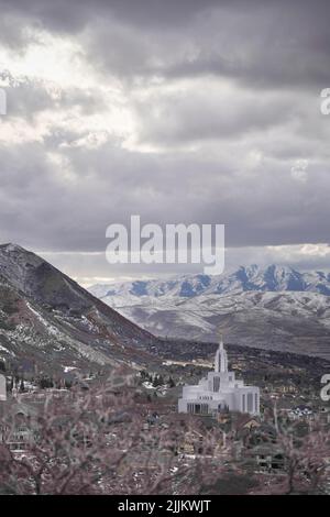 Un colpo verticale di tempio LDS con statua d'oro Angel Moroni in cima a Drape, USA Foto Stock