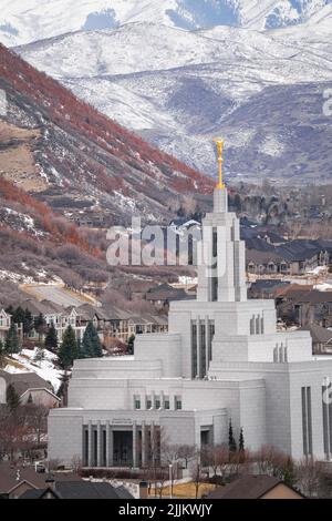 Un colpo verticale di tempio LDS con statua d'oro Angel Moroni in cima a Drape, USA Foto Stock