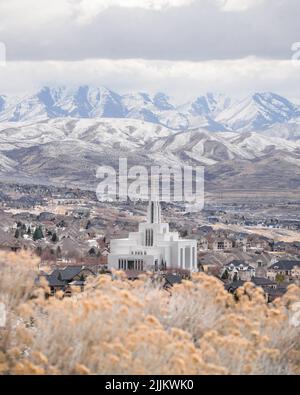 Un colpo verticale di tempio LDS con statua d'oro Angel Moroni in cima a Drape, USA Foto Stock