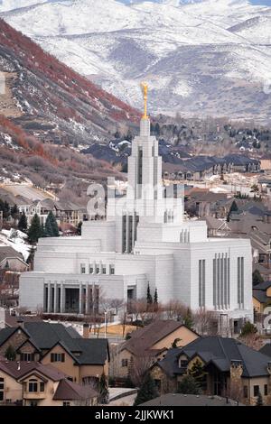 Un colpo verticale di tempio LDS con statua d'oro Angel Moroni in cima a Drape, USA Foto Stock