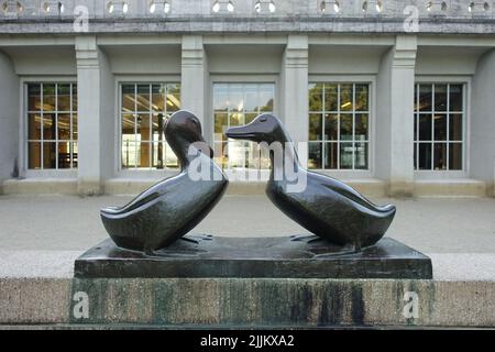 Berlino, Bronzeskulptur von zwei Enten vor der U-Bahn Rathaus Schöneberg, Rudolph Wilde Park // Berlino, scultura in bronzo di due anatre di fronte alla u Foto Stock