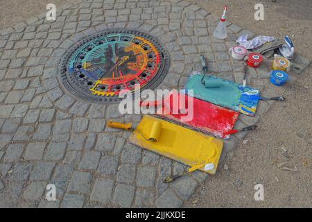 Berlino, Kanaldeckel als Motiv für Souveniers // Berlino, copriforo come motivo per souvenir Foto Stock