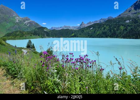 Lago di riserva con montagne paesaggio epico. Idilliaco lago di Kops a 1800 m in galtur austriaca, Vorarlberg Foto Stock