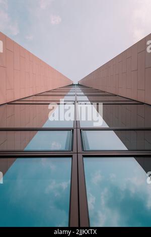 Un edificio alto e moderno a Francoforte, in Germania Foto Stock