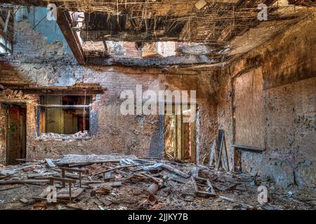 Il vecchio edificio in mattoni in rovina è scattato dall'interno Foto Stock