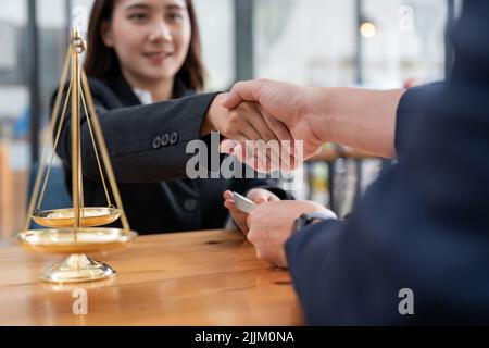 Gli uomini d'affari scuotono le mani dopo la consultazione legale da un avvocato. Foto Stock