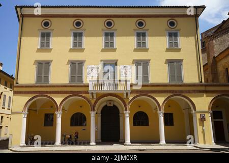 Crema, provincia di Cremona, Lombardia, Italia: Esterno del palazzo storico vicino alla cattedrale (duomo) Foto Stock