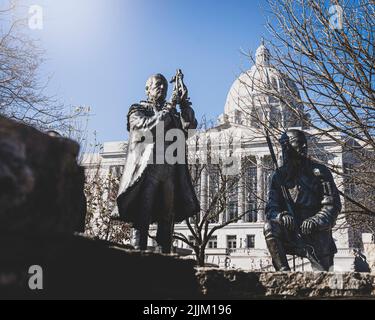 Alcune sculture accanto ad alcuni alberi senza frondoli sullo sfondo del Campidoglio dello Stato del Missouri a Jefferson City. Foto Stock