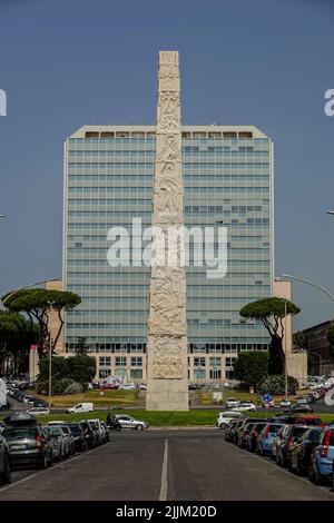 ROM, EUR-Viertel, Marconi-Obelisco von Arturo Dazzi // Roma, EUR (esposizione universale di Roma), Obelisco Marconi di Arturo Dazzi Foto Stock