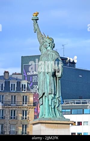 PARIGI, FRANCIA - DEC 31, 2017: La Statua della libertà replica sull'isola dei cigni vicino a Pont de Grenelle il 31 dicembre 2017 a Parigi, Francia. Monumento Foto Stock