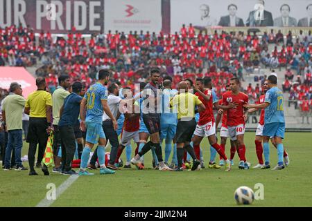 I giocatori delle due squadre si sono scontrati durante la partita della Premier League del Bangladesh tra Basundhra Kings e Abahani Ltd. Al Foto Stock