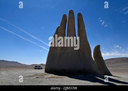 La scultura a mano è il simbolo del deserto di Atacama in Cile Foto Stock