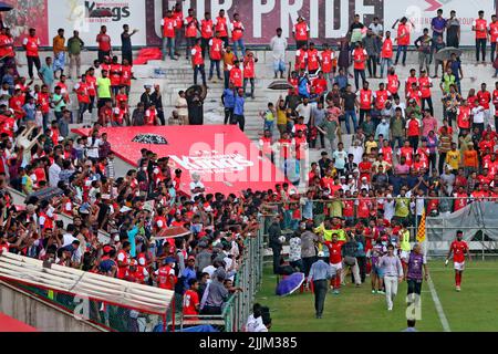 Dopo aver confermato il loro terzo titolo della Premier League del Bangladesh al trotto nel loro gioco precedente, Bashundhara Kings ha recitato la loro sede in casa per festeggiare Foto Stock