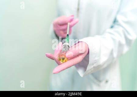 medico femminile che prepara dosi di vaccino contro il covid19 Foto Stock