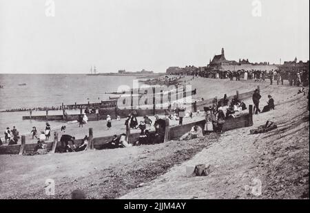 Sheerness, isola di Sheppey, Kent settentrionale, Inghilterra. Il lungomare e la spiaggia, visto qui nel 19th secolo. Da tutta la costa, un Album di immagini da fotografie dei principali luoghi di interesse del mare in Gran Bretagna e Irlanda pubblicato Londra, 1895, da George Newnes Limited. Foto Stock