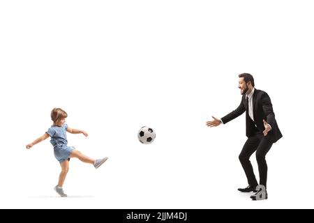 Il profilo di una bambina che gioca un calcio con suo padre isolato su sfondo bianco Foto Stock