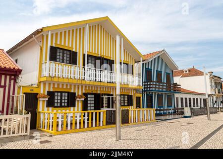 Costa Nova do Prado, Portogallo. Le famose case di legno colorate conosciute come palheiros Foto Stock