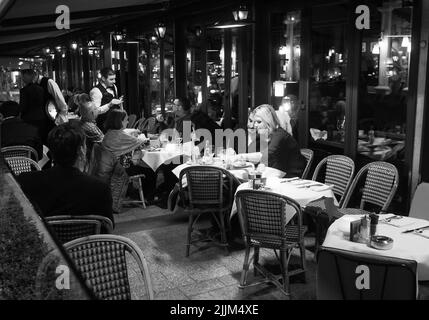 05-14-2016 Parigi Francia. Il Fouquet's Paris è una storica brasserie di alto livello a Parigi, in Francia. Si trova al numero 99 degli Champs Elysees. Veranda - persone e w Foto Stock