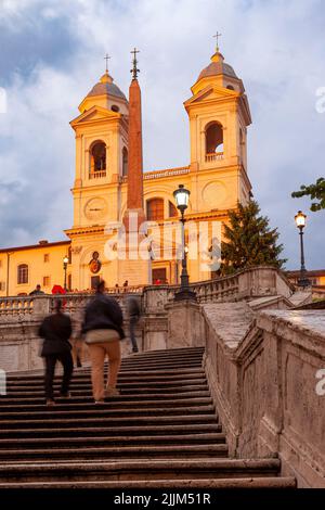 Serata a Piazza di Spagna sotto la chiesa di Trinità dei Monti, Roma, Italia Foto Stock