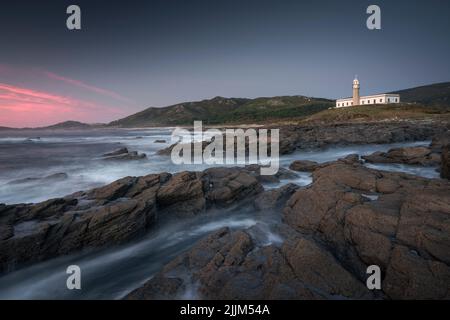 Una bella vista del faro di Larino a Carnota, Galizia Foto Stock