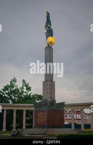 L'Heldendenkmal der Roten Armee sulla Schwarzenbergplatz a Vienna, in Austria, in orizzontale Foto Stock