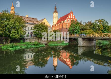 La bella foto della chiesa di Santa Trinità nella città vecchia di Opole, Polonia Foto Stock