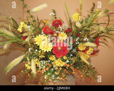 Un bouquet di fiori inanimati raccolti per l'interno Foto Stock