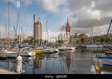 Il tour du Reuze (a sinistra) e il campanile del municipio (destra) visto dal porto, Dunkerque, Francia Foto Stock