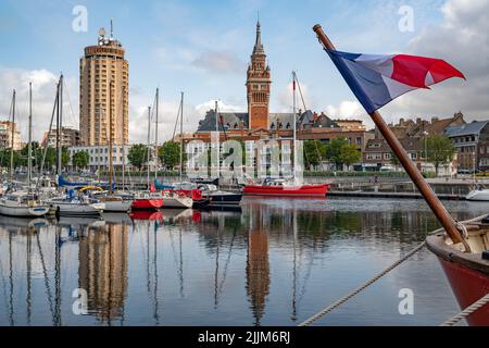 Il tour du Reuze (a sinistra) e il campanile del municipio (destra) visto dal porto, Dunkerque, Francia Foto Stock