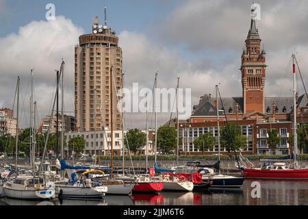 Il tour du Reuze (a sinistra) e il campanile del municipio (destra) visto dal porto, Dunkerque, Francia Foto Stock