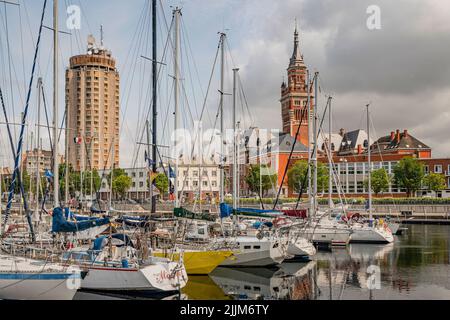 Il tour du Reuze (a sinistra) e il campanile del municipio (destra) visto dal porto, Dunkerque, Francia Foto Stock