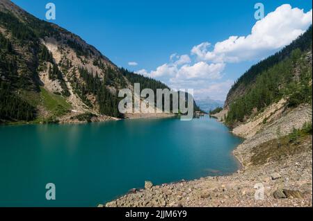 Un'affascinante foto di un lago nei Parchi delle Montagne Rocciose canadesi Foto Stock