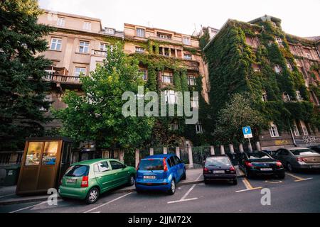 Gli edifici e le auto parcheggiate nel centro di Zagabria, Croazia Foto Stock