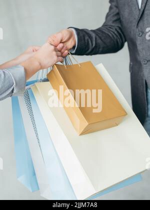 shopping online consegna uomo pass acquisto borse Foto Stock