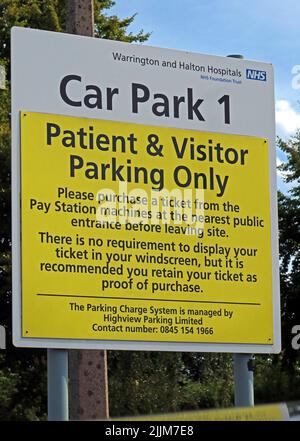 Parcheggio per personale, pazienti e visitatori, cartello giallo a NHS, all'ospedale Warrington, Lovely Lane, Warrington, Cheshire, INGHILTERRA, REGNO UNITO, WA5 1QG Foto Stock