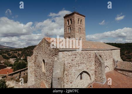 La chiesa di Santa Maria del Castillo su uno sfondo blu cielo nuvoloso in Burgos Spagna Foto Stock