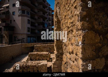 Il primo piano di un muro di mattoni arancioni in costruzione Foto Stock