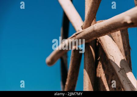 Il primo piano di bastoni di legno messi insieme come una ruota Foto Stock