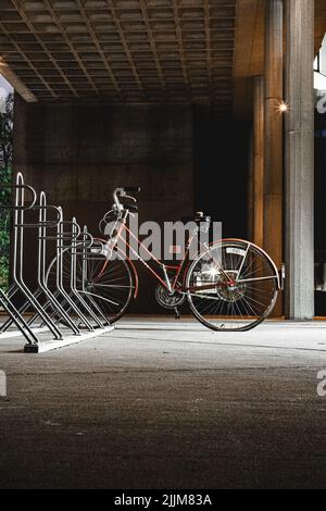 La bicicletta parcheggiata nell'edificio Foto Stock