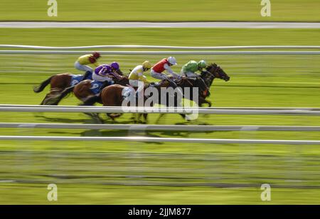 Foto di archivio datata 22-08-2020 di Acklam Express guidato da Tom Marquand (sete verdi) vince la Julia Graves Roses Stakes. Acklam Express può scattare la sua quasi due anni di cortina con la vittoria nel King George Qatar Stakes, l'evento di scena nel penultimo giorno del Goodwood Festival. Data di emissione: Mercoledì 27 luglio 2022. Foto Stock