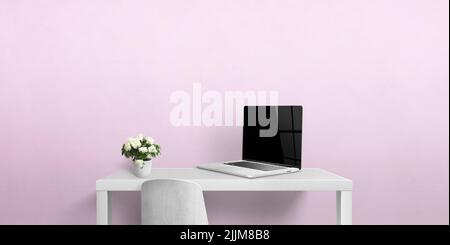 Piccola scrivania con computer portatile e fiori. Schermo vuoto del laptop per la presentazione della pagina Web. Spazio per la copia sulla parete rosa Foto Stock
