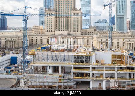 Varsavia, Polonia - 30 gennaio 2022: Cantiere del nuovo edificio del Museo d'Arte moderna di fronte al Palazzo della Cultura e della Scienza, Wa Foto Stock