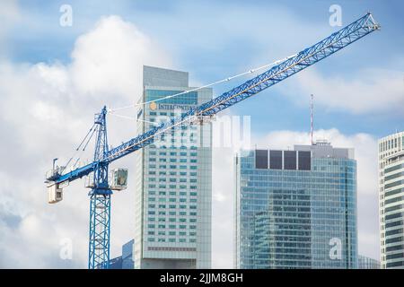 Varsavia, Polonia - 30 gennaio 2022: Cantiere del nuovo edificio del Museo d'Arte moderna di fronte al Palazzo della Cultura e della Scienza, Wa Foto Stock