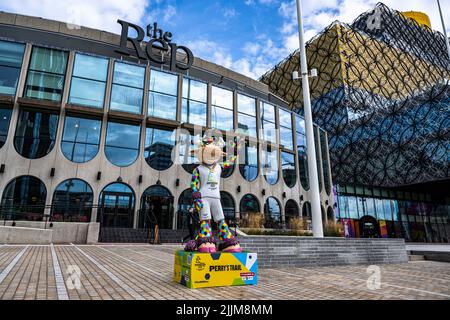 BIRMINGHAM, REGNO UNITO. 27th Lug 2022. Le 17 statue di mascotte colorate e allegre (Perry) e otto avatar digitali, che utilizzano la tecnologia avanzata dello schermo profondo, sono state installate in luoghi iconici di Birmingham, tra cui la chiesa di St Paul nel quartiere dei Gioielli, la fabbrica di Custard, Hurst Street e Centenary Square durante il Queen's Baton Relay homecoming evento di Birmingham 2022 - Commonwealth Games a Victoria Square mercoledì 27 luglio 2022 a BIRMINGHAM, REGNO UNITO. Credit: Taka G Wu/Alamy Live News Foto Stock